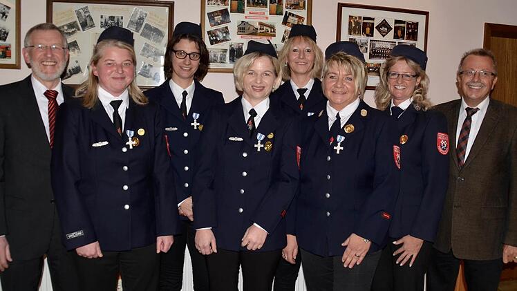 Frauenpower: Seit 25 Jahren leisten sie aktiven Dienst (von links) Susanne Rollmann, Barbara Metz, Patrizia Schlereth, Claudia Markart, Uschi Mahlmeister und Meggi Höchemer. Es gratulierten Bürgermeister Waldemar Bug (links) und stellvertretender Landrat Emil Müller (rechts). Foto: Kathrin Kupka-Hahn