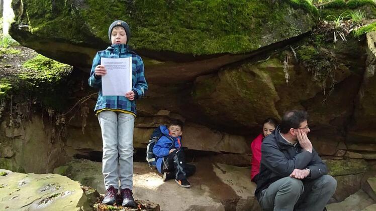 Zahlreiche Interessierte gingen den rund acht Kilometer langen Weg vom Heiligenhof zum Museum Euerdorf. Foto: Doris Bauer