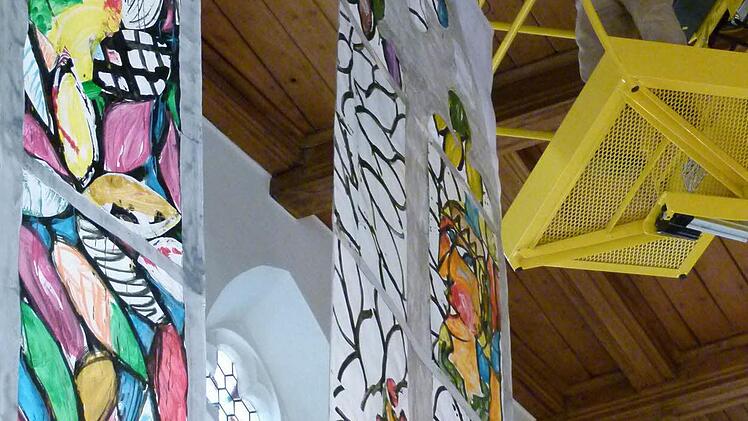 Ulrich Kahle im Hubwagen in luftiger Höhe.