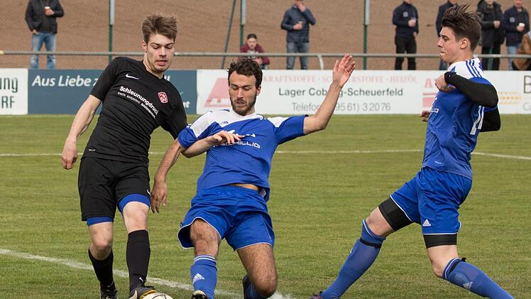 Maximilian Weinreich (Mitte) hat sich in der vergangenen Saison zu einer echten Größe im Frohnlacher Spiel etabliert.  Foto: Heinrich Weiß/Archiv