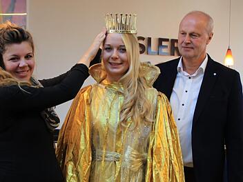 Gewand und Krone passen: Jessica Essler (links) hat Anja als Christkind "ausgeschaut", Bürgermeister Gerald Brehm ist mit der Wahl sehr zufrieden. Waltraud Enkert