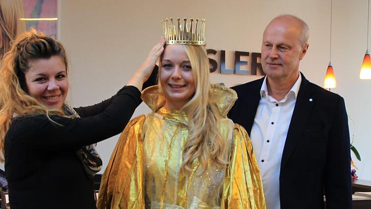 Gewand und Krone passen: Jessica Essler (links) hat Anja als Christkind "ausgeschaut", Bürgermeister Gerald Brehm ist mit der Wahl sehr zufrieden. Waltraud Enkert
