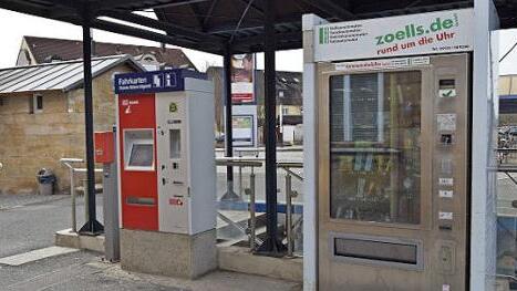 Ein mächtiger Getränkeautomat steht nur wenige Meter vom Kiosk entfernt - das überraschte auch den Bürgermeister.