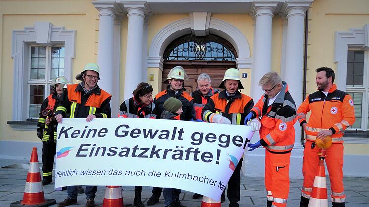Mit diesem Banner schreckten die Stadträte und die beiden Bürgermeister Ralf Hartnack und Frank Wilzok die Narrenschar an der Rathaustreppe zum Sturm auf das Rathaus ab.Werner Reißaus