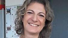 Evi Bauer vom Generationen-Zentrum zeigt, was die Kinder in der Bastelhütte tun dürfen.  Foto: bp