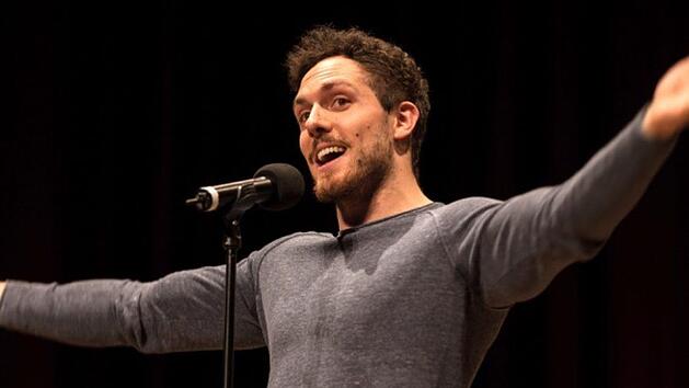 Der Münchner Wortkünstler Max Osswald ist Buchautor, war schon bei zahlreichen Slam-Meisterschaften. Am 7. Februar gastiert er in Münnerstadt. Foto: Valentin Olpp
