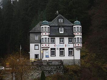 Das Verwaltungsgericht Bayreuth entscheidet heute, wie es mit dem früheren Gasthof Fels weitergeht: Hat das Vorkaufsrecht der Landratsämter Kulmbach und Hof Bestand? Dann muss der neue Eigentümer aus der rechtsextremen Szene wieder ausziehen.  Foto: Archiv/Alexander Löffler