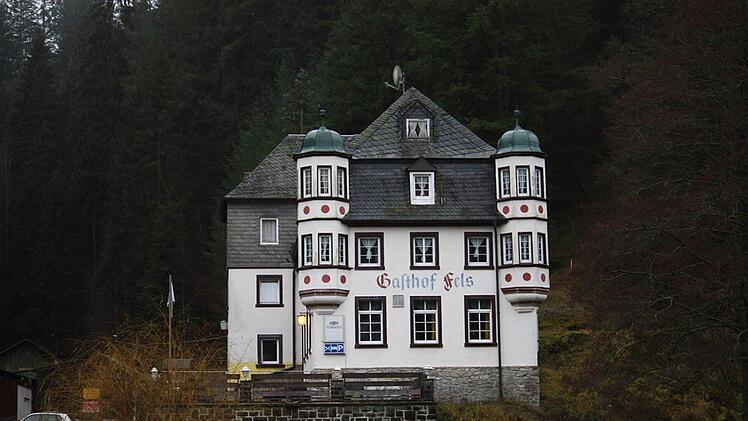 Das Verwaltungsgericht Bayreuth entscheidet heute, wie es mit dem früheren Gasthof Fels weitergeht: Hat das Vorkaufsrecht der Landratsämter Kulmbach und Hof Bestand? Dann muss der neue Eigentümer aus der rechtsextremen Szene wieder ausziehen.  Foto: Archiv/Alexander Löffler