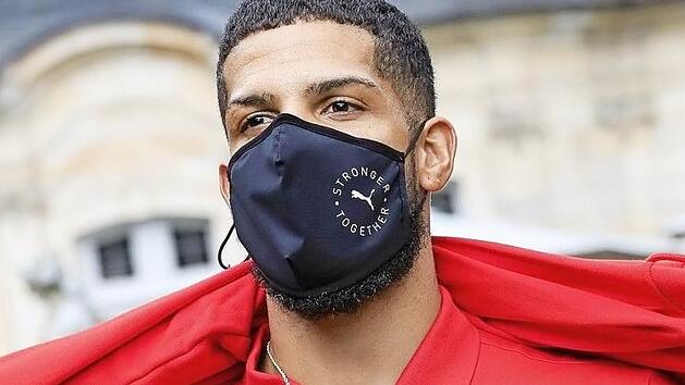 Der Bamberger Aufbauspieler Tyler Larson tr&auml;gt einen Mund-Nasen-Schutz. Das Bild entstand bei einem Stadtrundgang des Brose-Teams im August.  Foto: Daniel L&ouml;b