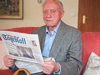 Auch im Alter von 100 Jahren liest Heinz Müller täglich das Coburger Tageblatt. Der Zeitung ist er bereits seit seinem zweiten Lebenstag verbunden - als damals sein Geburtshaus abbrannte, rief diese zu einer Hilfsaktion für die Familie auf.