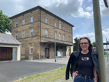 Mia Hochrein hat mit ihren else-Projekten den Grundstein gelegt. Nun soll der Bahnhof ein Gästehaus für Künstler und ein Ort der Begegnung werden. Die Stadt nimmt das Projekt in Angriff, die Behörden stehen voll dahinter. Foto: Thomas Malz