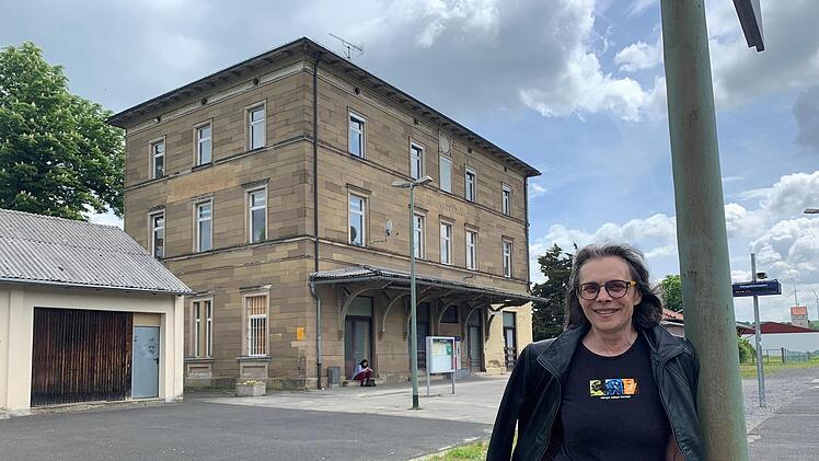 Mia Hochrein hat mit ihren else-Projekten den Grundstein gelegt. Nun soll der Bahnhof ein Gästehaus für Künstler und ein Ort der Begegnung werden. Die Stadt nimmt das Projekt in Angriff, die Behörden stehen voll dahinter. Foto: Thomas Malz
