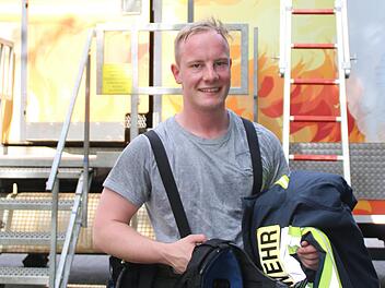 Körperlich äußerst anstrengend ist die Übung im Brandübungscontainer. Foto: Hilmar Ruppert