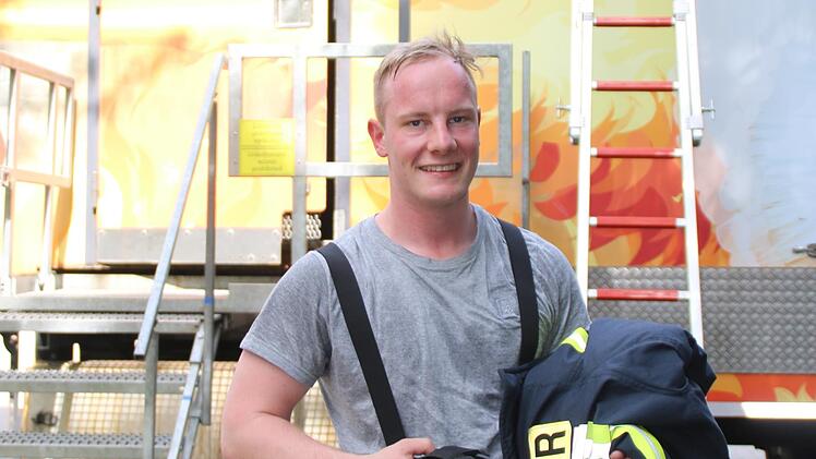 Körperlich äußerst anstrengend ist die Übung im Brandübungscontainer. Foto: Hilmar Ruppert