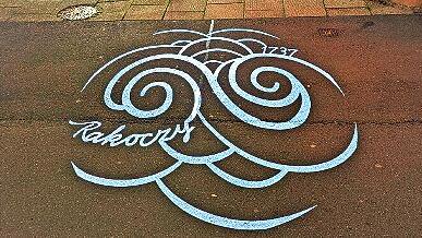 Dieses Ornament weist auf die Rakoczy-Quelle hin.