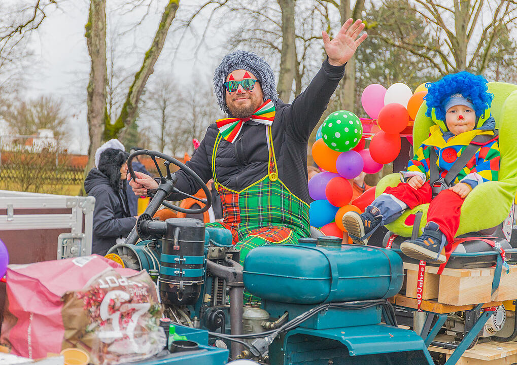 Buntes Faschingstreiben begeistert groß und klein.