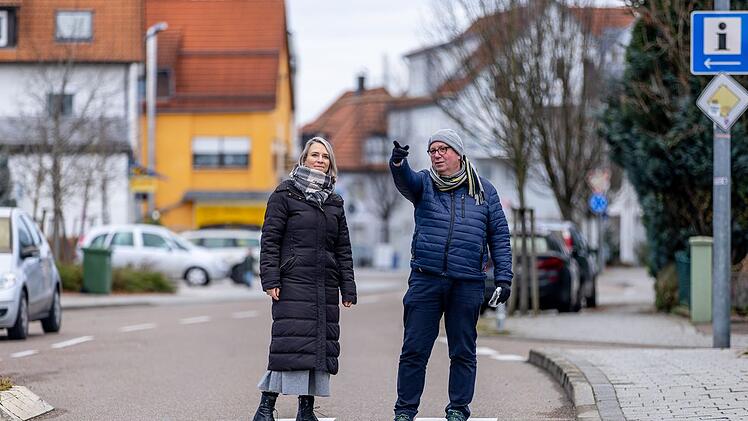 Ortstermin: Verkehrsplaner Michael Frehn bespricht mit Mutlangens Bürgermeisterin Stephanie Eßwein, wie man einen Gefahrenstelle entschärfen könnte.