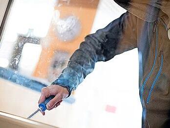 Jeweils über die Terrassentüren sind die Einbrecher eingestiegen.