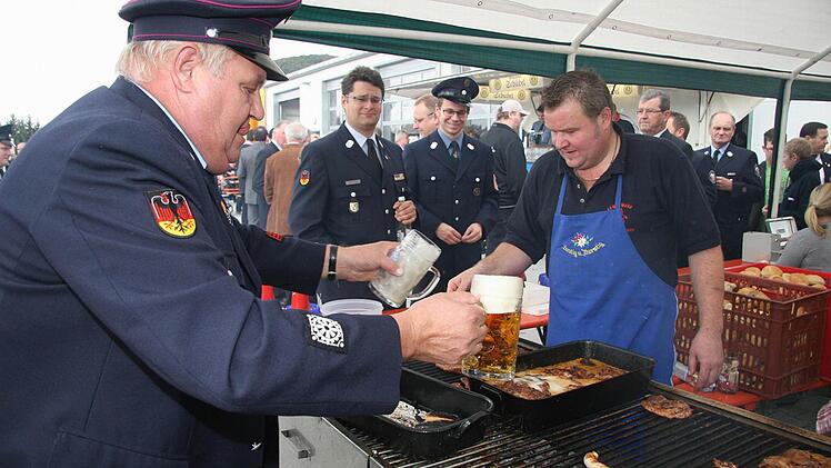 Als Feuerwehrmann weiß Robert Dütsch genau, was Ablöschen der Steaks bedeutet...