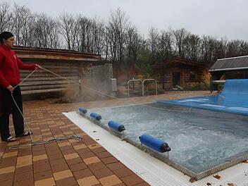 Besonders heiß ist das Becken in der Saunalandschaft: 35,1 Grad  um genau zu sein. Silke Langenfelder  bereitet alles für die      Gäste vor. Fotos: Barbara Herbst
