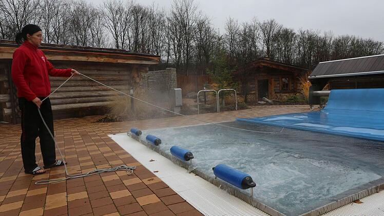 Besonders heiß ist das Becken in der Saunalandschaft: 35,1 Grad  um genau zu sein. Silke Langenfelder  bereitet alles für die      Gäste vor. Fotos: Barbara Herbst