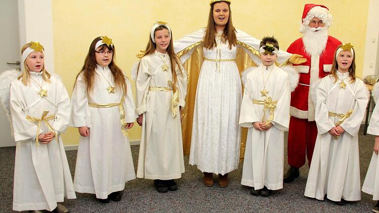 Ein Adelsdorfer Gruppenbild mit Engeln, Christkind und dem WeihnachtsmannFotos: Blum