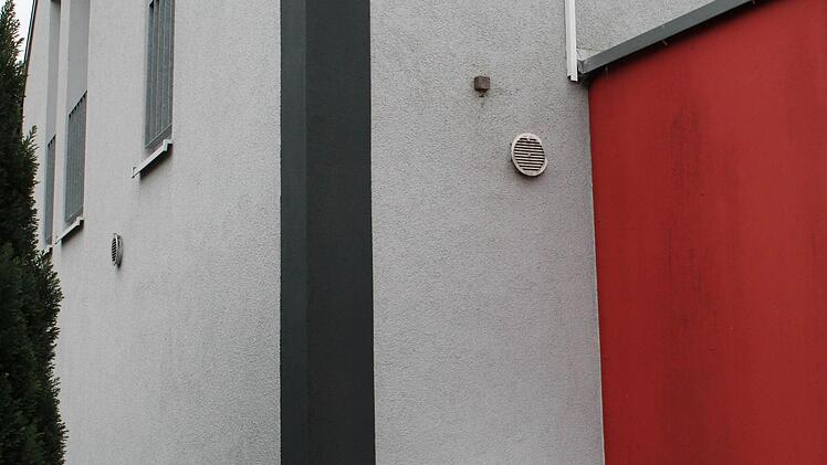 Links: Zuluft, Rechts Abluft-Vorrichtung