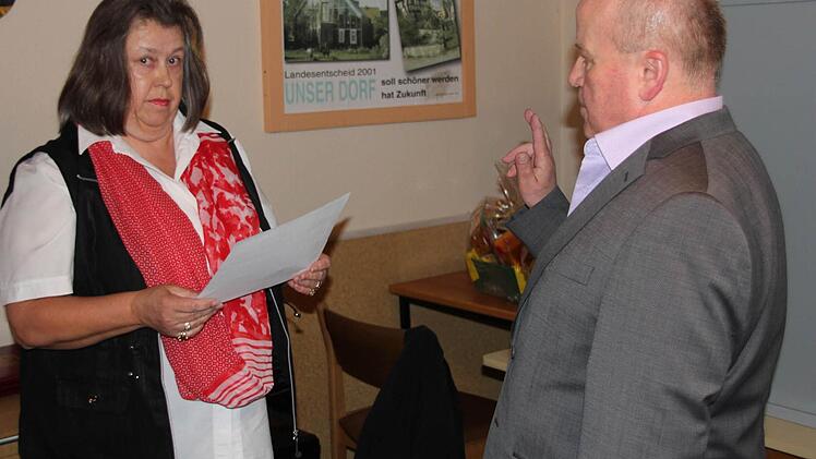 Irene Derra (links) vereidigte den neuen Bürgermeister und Parteikollegen Karl-Heinz Kandler.Fotos: Ralf Kestel