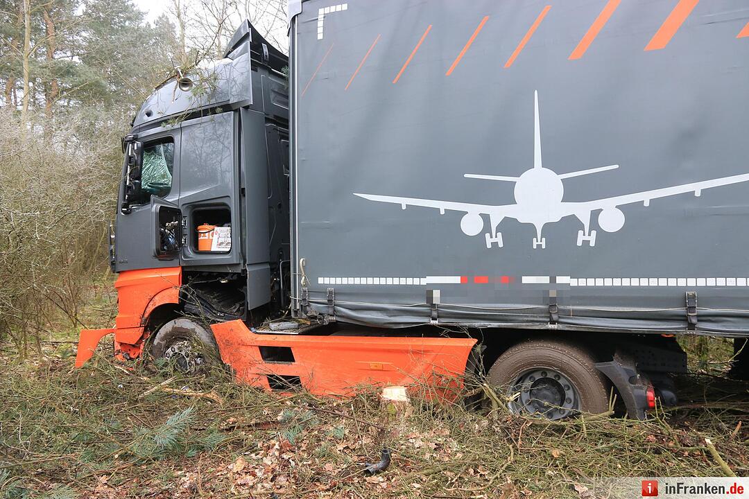 Lkw rast bei Gremsdorf ins Unterholz