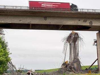 Nach dem Brückeneinsturz auf der A7 bei Werneck (Landkreis Schweinfurt) in Unterfranken sind viele Fragen offen. (jgö)