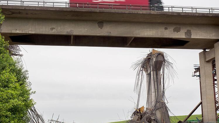 Nach dem Brückeneinsturz auf der A7 bei Werneck (Landkreis Schweinfurt) in Unterfranken sind viele Fragen offen. (jgö)