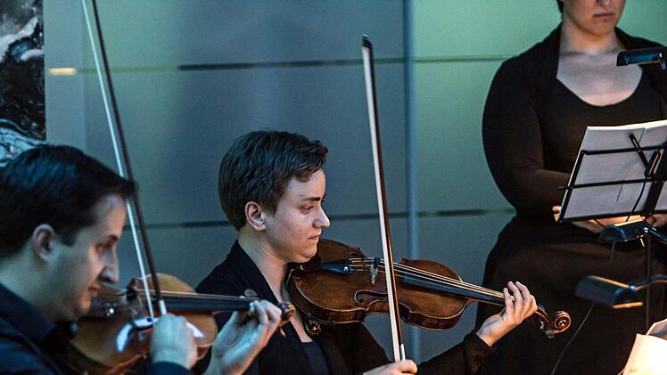 Martin Emmerich und Daniela Steinmetz beim "Klanggrenzen"-Konzert in der VR-Bank CoburgFoto: Jochen Berger