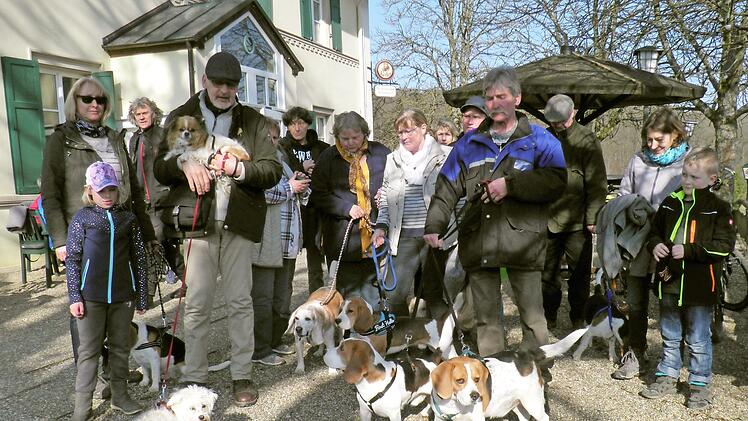 Der Beagle-Treff hatte viel Spa&szlig; auf seiner Runde.  Foto: Hans-J&uuml;rgen Neumann