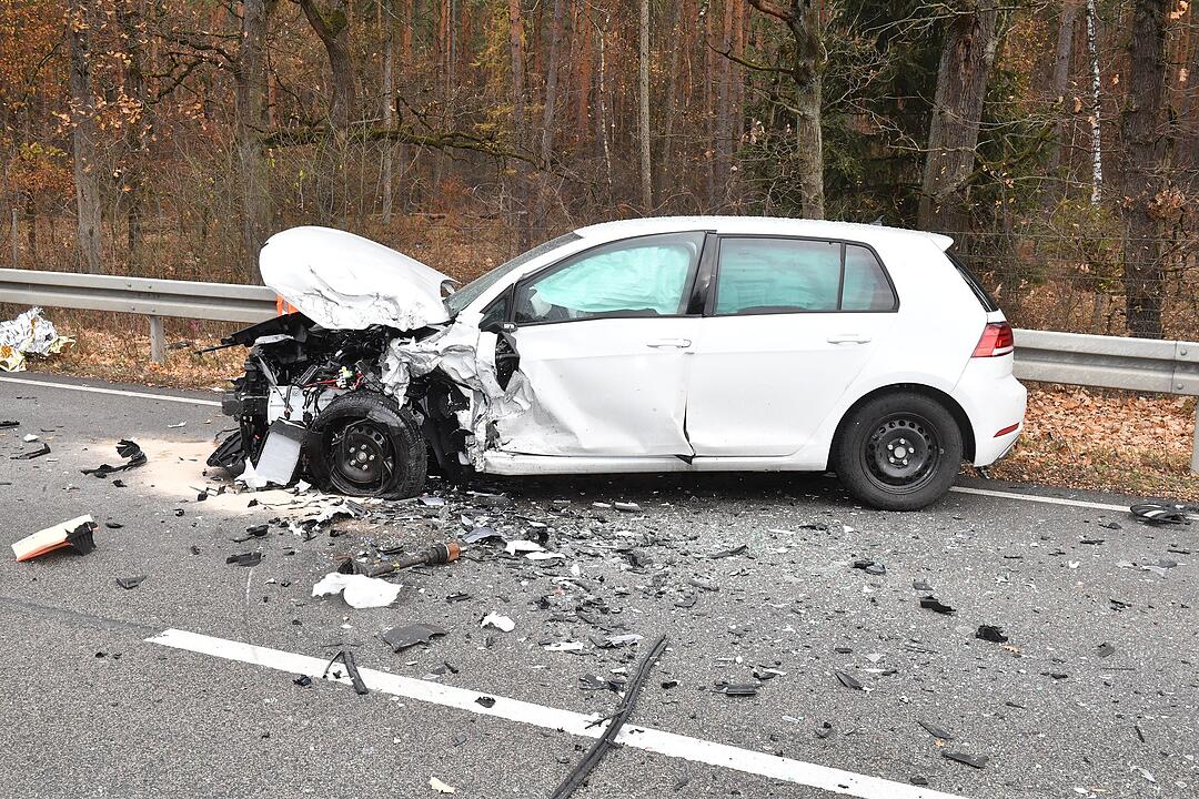 Ein schwerer Frontalzusammenstoß ist am Montagmittag zwischen Strullendorf und Bamberg passiert. Dabei wurde eine Person tödlich verletzt.