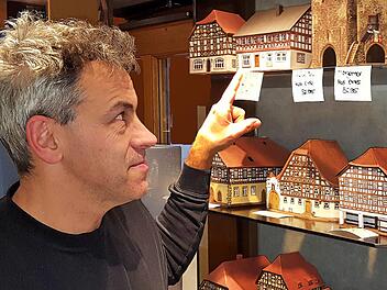 Sehr beliebt als Souvenirs sind Münnerstädter Gebäude in Kleinformat. Zu  haben sind sie bei Eisen-Krais und an der Kasse im Henneberg-Museum.  Rechtzeitig vor Weihnachten kamen das Gasthaus Bären, das Schuhhaus Moritz  und das Kropfeldhaus hinzu, freut sich Arno Reuscher. Dieter Britz