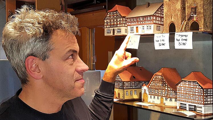 Sehr beliebt als Souvenirs sind Münnerstädter Gebäude in Kleinformat. Zu  haben sind sie bei Eisen-Krais und an der Kasse im Henneberg-Museum.  Rechtzeitig vor Weihnachten kamen das Gasthaus Bären, das Schuhhaus Moritz  und das Kropfeldhaus hinzu, freut sich Arno Reuscher. Dieter Britz