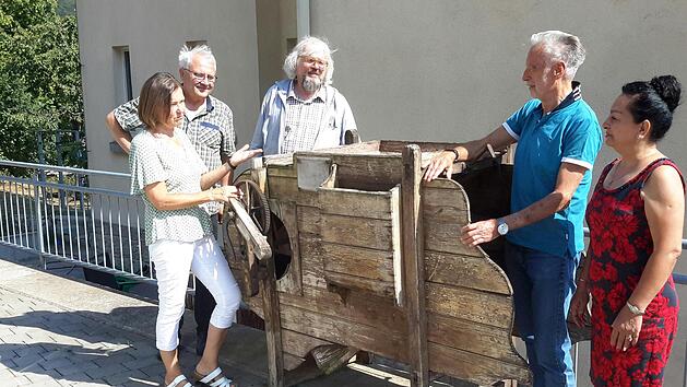 Kurseelsorger G&uuml;nter K. Wagner (rechts mit Ehefrau Mahin) ist auf einem Bauernhof in Franken aufgewachsen. Da bot das alte landwirtschaftliche Ger&auml;t vor dem evangelischen Pfarrhaus am Auerhahnweg nat&uuml;rlich gleich reichlich Gespr&auml;chsstoff bei der e...