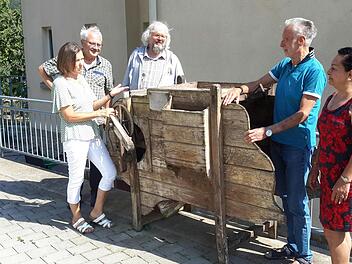 Kurseelsorger Günter K. Wagner (rechts mit Ehefrau Mahin) ist auf einem Bauernhof in Franken aufgewachsen. Da bot das alte landwirtschaftliche Gerät vor dem evangelischen Pfarrhaus am Auerhahnweg natürlich gleich reichlich Gesprächsstoff bei der e...