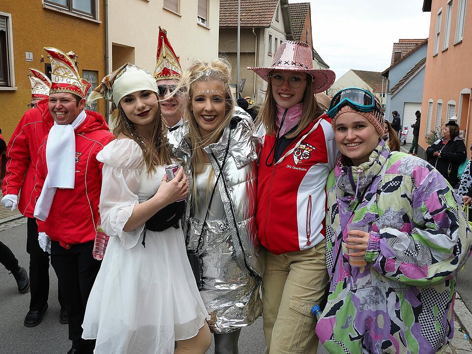 Mit vielen Fuß- und Musikgruppen