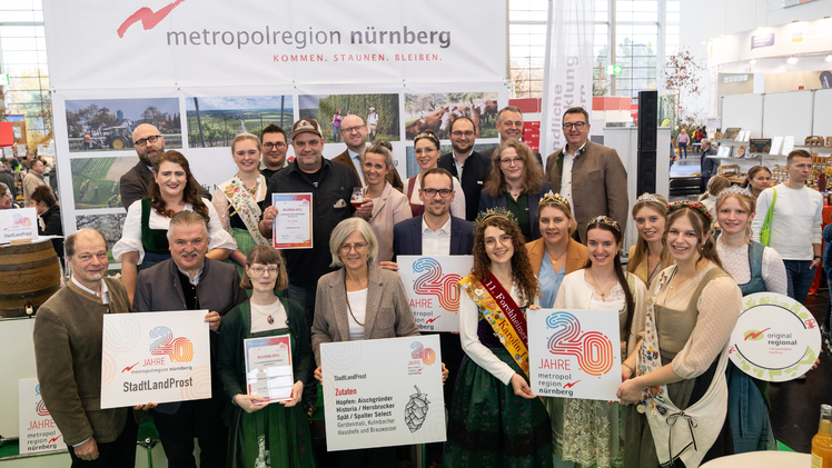 Alle hatten große Freude am Brauereien-Gipfel: Die Sieger des Wettbewerbs, Jury, Produkthoheiten und Vertreter und Vertreterinnen der Metropolregion.