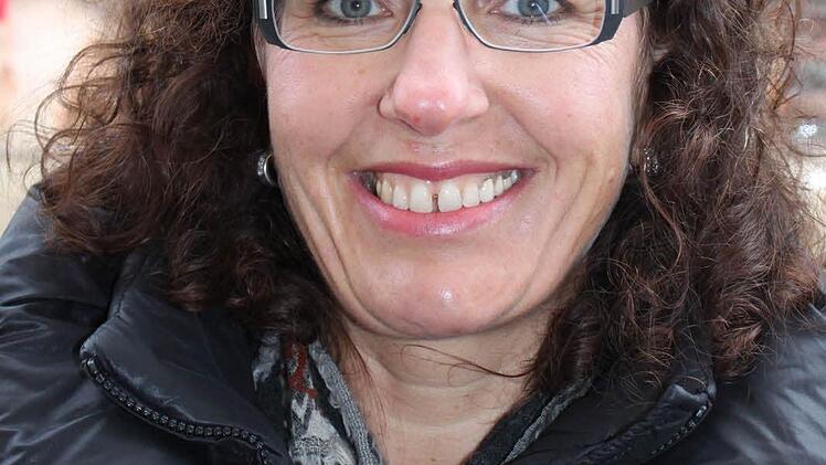 Christine Reitinger (46 Jahre): "Ich habe mich noch nie gegen Grippe impfen lassen. Denn ich habe bei meiner Arbeit als Krankenschwester häufiger erlebt, wie Menschen mit einer Grippe- oder einer Nachgrippe-Infektion, zum Beispiel einer Herzmuskelentzündung, bei uns eingeliefert wurden - obwohl sie geimpft waren. Man weiß ja auch nie, welcher Virus gerade kursiert. Auch meine Mutter wurde aufgrund der Grippe-Impfung einmal sehr krank."