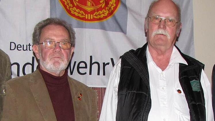 Seit 50 Jahren  im Bundeswehrverband: (links) Hauptfeldwebel  a. D. Bernhard Heßling, Oberstleutnant a. D. Klaus Vennemann.