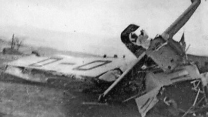 Die abgestürzte Junkers W 34 auf dem Plateau des Staffelbergs; im Hintergrund ist die Adelgundiskapelle zu sehen. Foto: Archiv