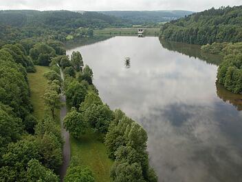Die seit Jahren für den allgemeinen Verkehr gesperrte Staatsstraße am linken Seeufer wird zur Gemeindestraße abgestuft. Fotos: Rainer Lutz/Archiv