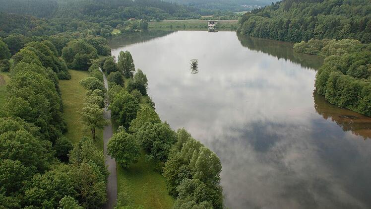 Die seit Jahren für den allgemeinen Verkehr gesperrte Staatsstraße am linken Seeufer wird zur Gemeindestraße abgestuft. Fotos: Rainer Lutz/Archiv