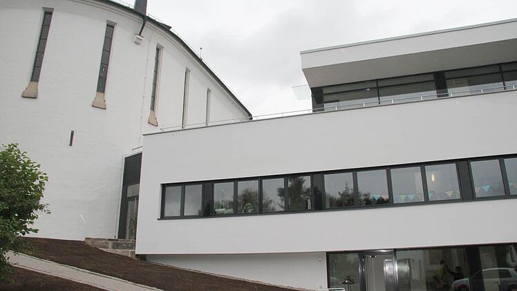 Das 1,2 Millionen teuere Gemeindehaus ist in den Hang gebaut und verbindet Straße und Kirche.