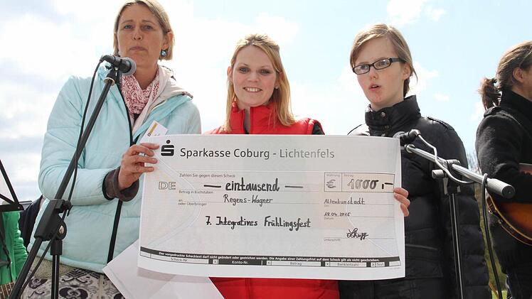 Tatjana Schnapp (Mitte) von der Sparkasse Altenkunstadt überreichte an Beate Hirt-Huber (links), Vorsitzende des Elternbeirats der Regens-Wagner-Schule Burgkunstadt einen Scheck in Höhe von 1000 Euro. Mit im Bild ist Sängerin Linda (rechts) von der Schulband der Regens-Wagner-Schule. Foto: Gerda Völk