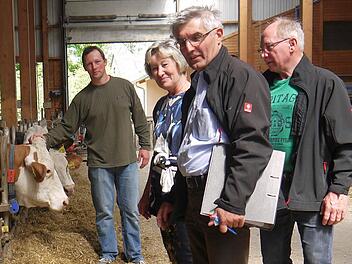 Im Milchvieh-Betrieb von Markus Köhler schauen Heidi Bauersachs, Hans Rebelein und Gerhard Ehrlich, was es beim "Tag des offenen Hofes" am 14. Juni alles zu sehen gibt.Foto: Berthold Köhler