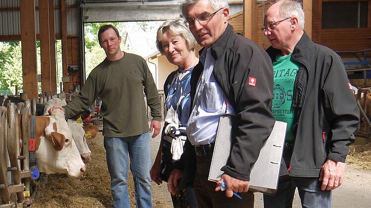 Im Milchvieh-Betrieb von Markus Köhler schauen Heidi Bauersachs, Hans Rebelein und Gerhard Ehrlich, was es beim "Tag des offenen Hofes" am 14. Juni alles zu sehen gibt.Foto: Berthold Köhler