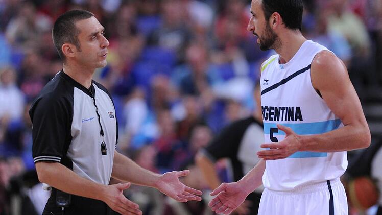 Schiedsrichter Robert Lottermoser (links) mit dem argentinischen Nationalspieler und NBA-Star der San Antonio Spurs Manu Ginobili im Gespräch auf dem Spielfeld. Foto: Fiba